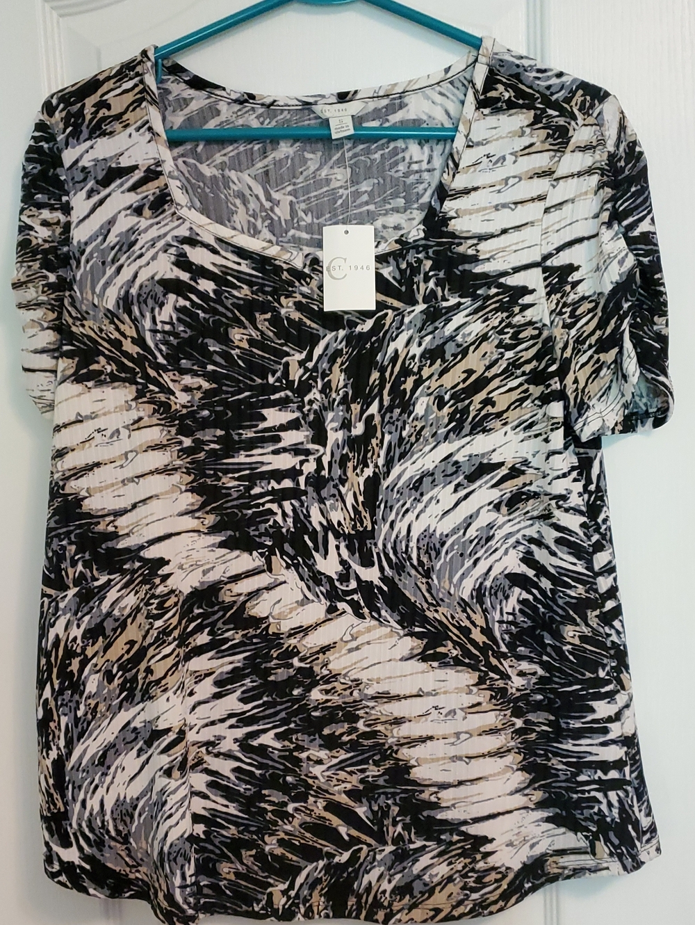 C. 1946 Women's Short Sleeve Abstract Swirl Tee in Black, White & Tan